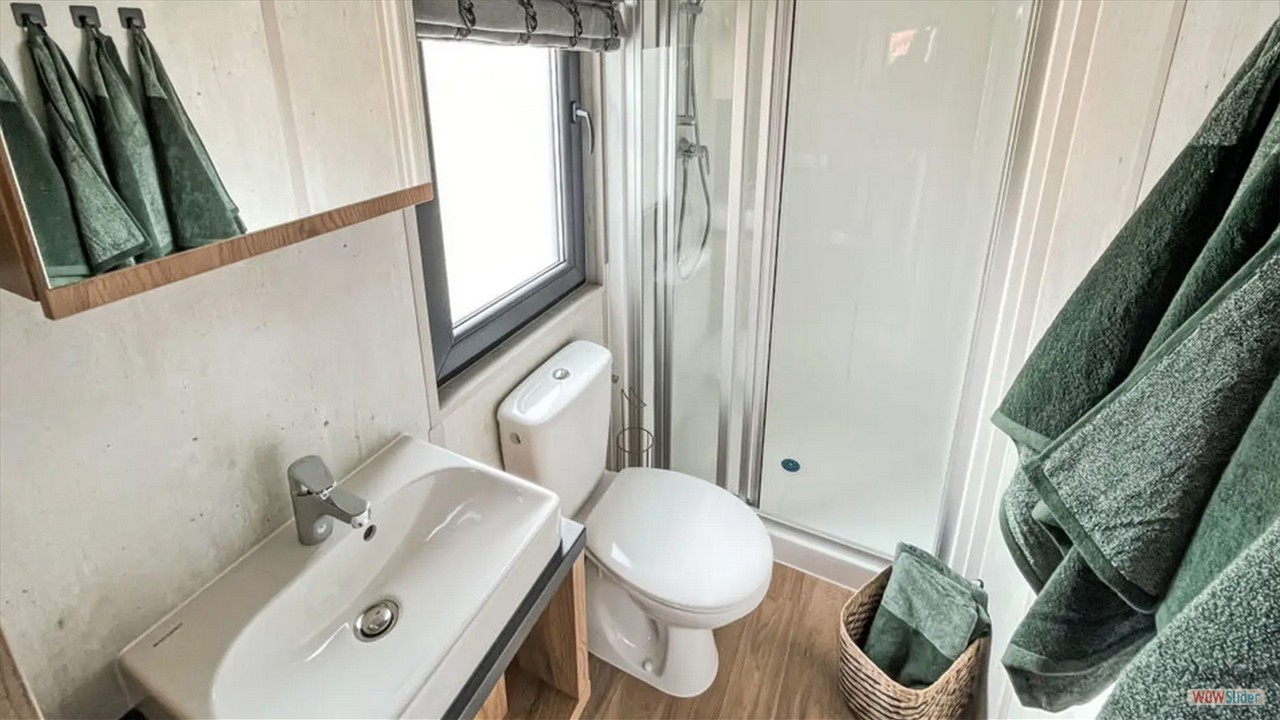 modernes-komfortables-Badezimmer